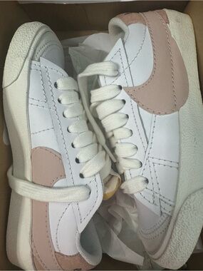 Nike Women's White and Light Pink Sneakers